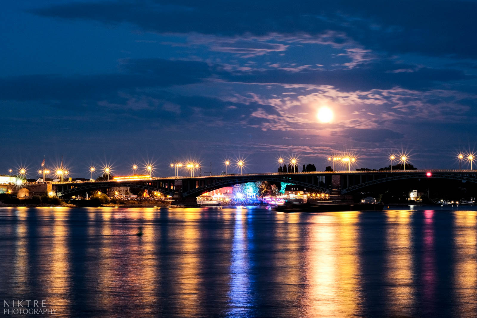 Theodor Heuss Brücke in Mainz in der Nacht