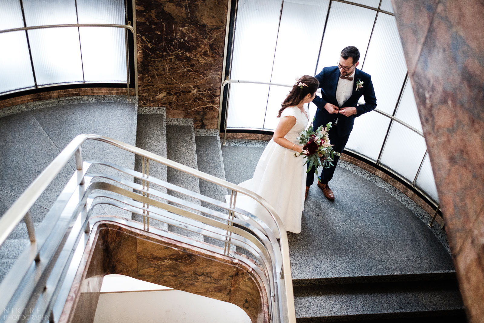 Das Brautpaar auf der Treppe im Standesamt in einer Fotoreportage