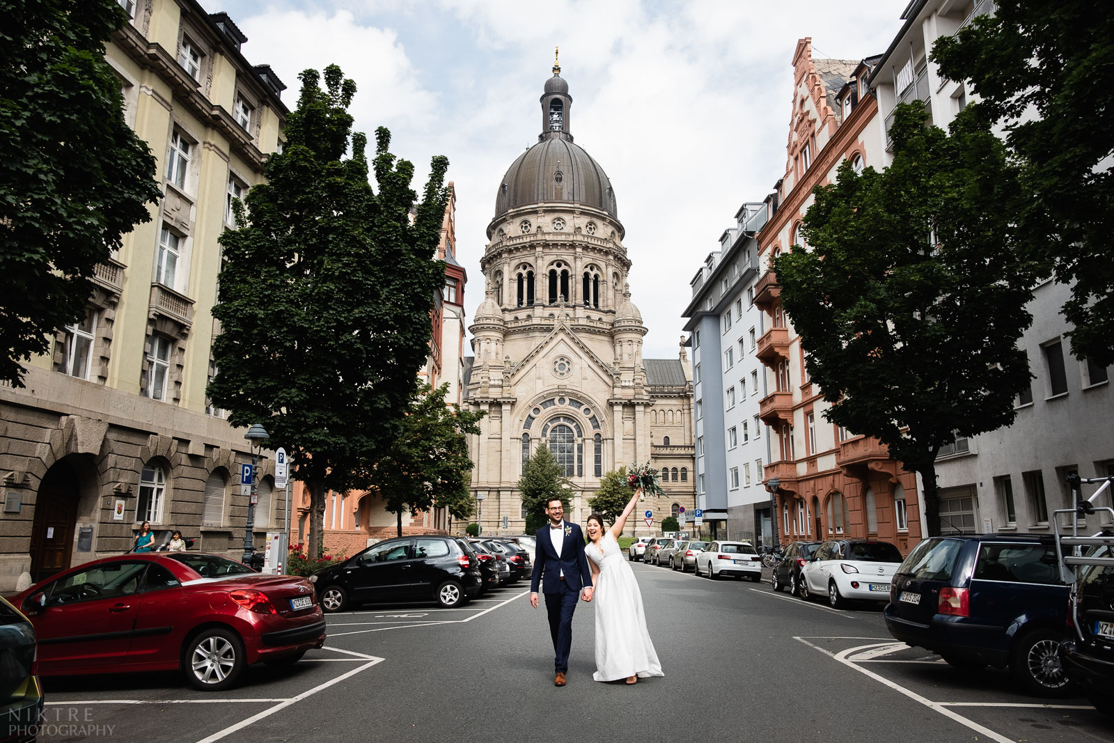 Spontanes Portrait von dem Brautpaar mit Christuskirche im Hintergrund