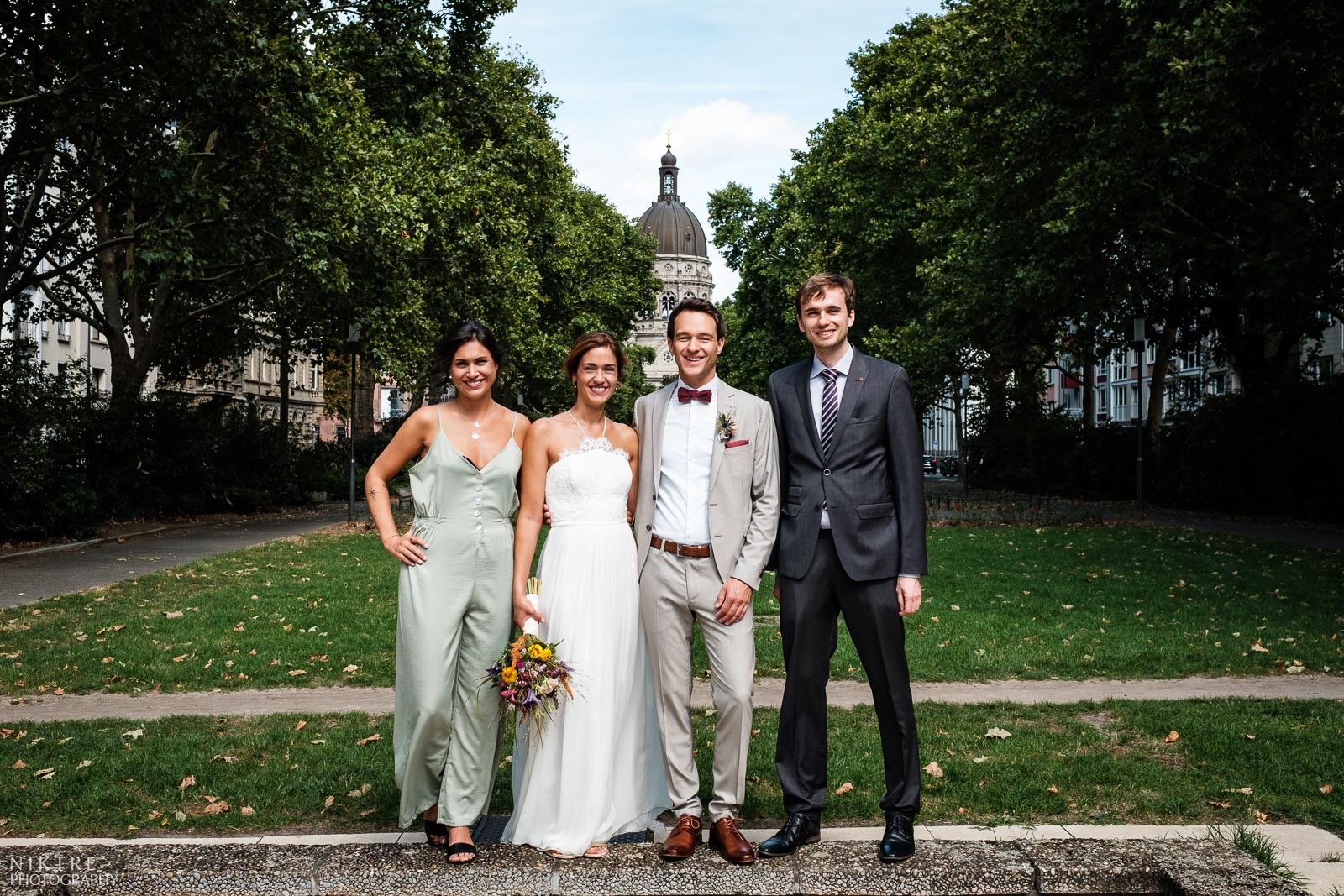 Gruppenfoto in der Hochzeitsreportage mit Christuskirche in Mainz