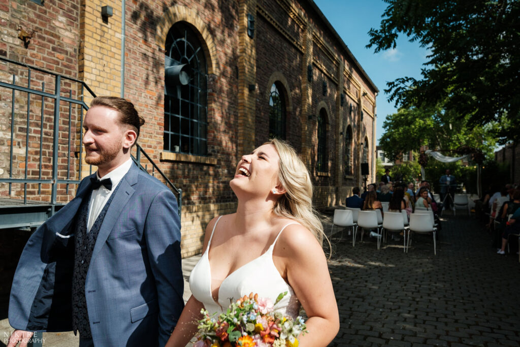 Emotionen des Brautpaars nach der Hochzeit in Club.Harbour in Köln