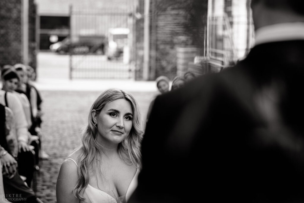 Braut schaut ihrem Vater bei der Rede zu während einer Hochzeit in Harbour.Club in Köln