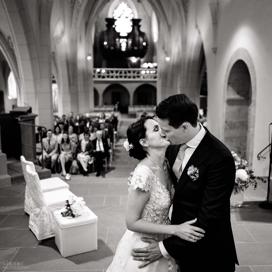 Hochzeitsfotograf Mainz macht ein Foto von dem Kuss des Brautpaares in der Kirche